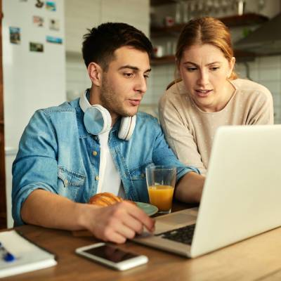 Couple laptop